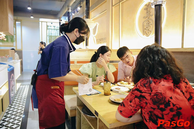 Nhân viên nhà hàng Rakuen BBQ chu đáo,nhiệt tình