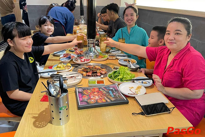 Nhà hàng chuyên buffet lẩu nướng theo phong cách Châu Á