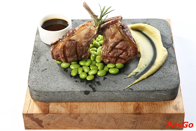 Không chỉ hấp dẫn bởi hương vị, món ăn tại nhà hàng A Bửu Sài Gòn còn được trình bày rất bắt mắt, đẹp mắt và gây ấn tượng cho thực khách.