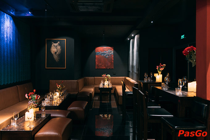 Nhà hàng A bửu tọa lạc lầu 3, 152 Nguyễn Trãi, Phường Bến Thành, Quận 1, hằng đêm có chương trình hát với nhau