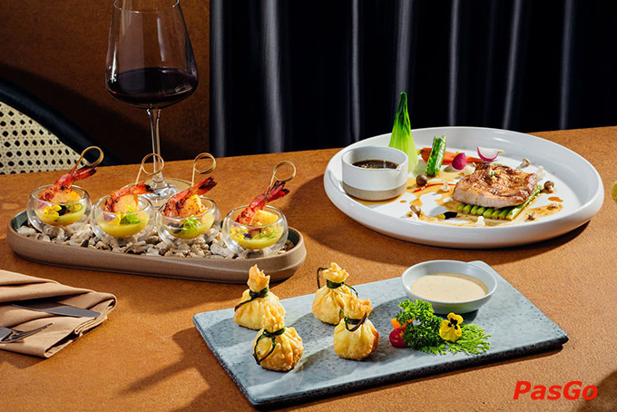 Các hương vị chua cay, thơm nồng đặc trưng càng đậm đà nổi bật, vừa biến món ăn trở thành một màn trình diễn nghệ thuật đầy đẹp mắt
