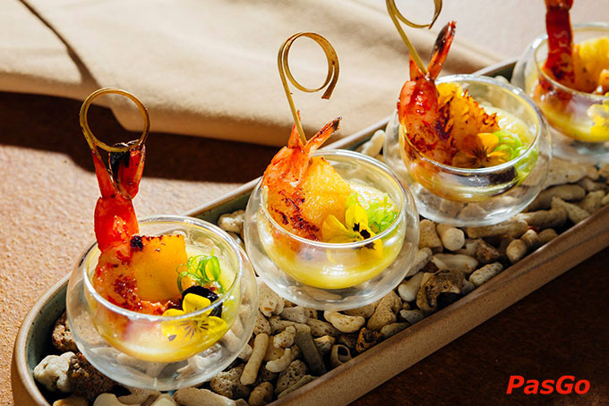 Các hương vị chua cay, thơm nồng đặc trưng càng đậm đà nổi bật, vừa biến món ăn trở thành một màn trình diễn nghệ thuật đầy đẹp mắt