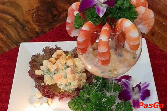 Thực đơn của Ẩm thực - Karaoke Hòa Phú hết sức đa dạng, gồm các món ăn chế biến từ hải sản, bò - dê-vịt, gà... với nhiều phong cách chế biến khác nhau