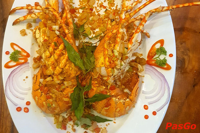 Thực đơn của Ẩm thực - Karaoke Hòa Phú hết sức đa dạng, gồm các món ăn chế biến từ hải sản, bò - dê-vịt, gà... với nhiều phong cách chế biến khác nhau