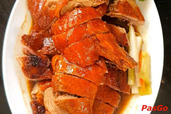 Nhà hàng Ẩm thực - Karaoke Hòa Phú mang đến cho thực khách những món hải sản tươi ngon cùng hương vị ẩm thực Việt đặc sắc, mới lạ.