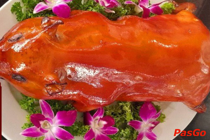 Nhà hàng Ẩm thực - Karaoke Hòa Phú mang đến cho thực khách những món hải sản tươi ngon cùng hương vị ẩm thực Việt đặc sắc, mới lạ.