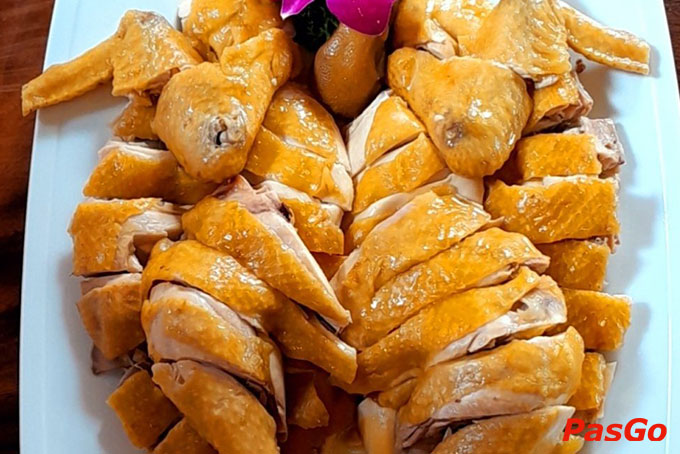 Nhà hàng Ẩm thực - Karaoke Hòa Phú mang đến cho thực khách những món hải sản tươi ngon cùng hương vị ẩm thực Việt đặc sắc, mới lạ.