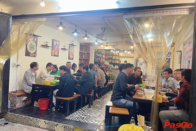 Nhà hàng Ba Tùng Quán tọa lạc tại số 269 đường Kim Mã, P. Giảng Võ, Q. Ba Đình