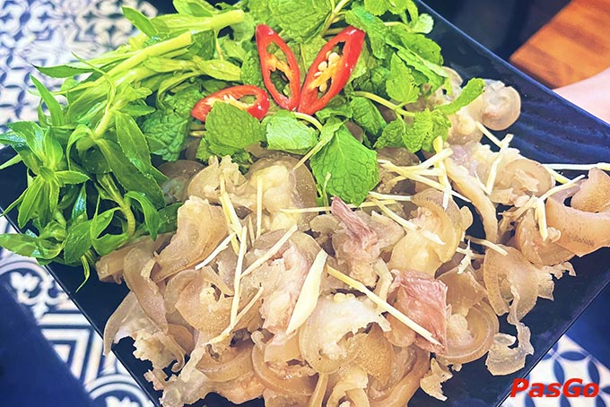 Món ăn được chế biến từ những nguyên liệu tươi ngon, đảm bảo sức khỏe của khách hàng