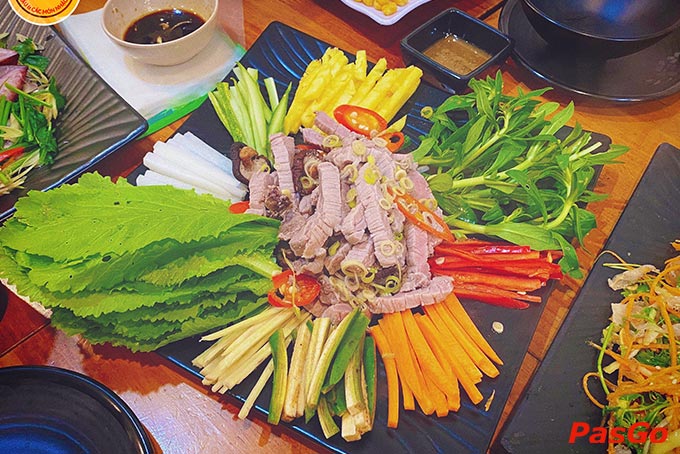 Món ăn được chế biến từ những nguyên liệu tươi ngon, đảm bảo sức khỏe của khách hàng