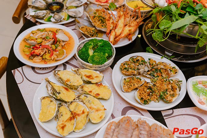 hưởng thức menu Buffet hết sức ấn tượng lên tới 200 món ăn Á - Âu, hải sản tươi ngon, chất lượng và hấp dẫn