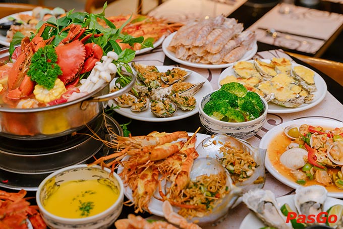 hưởng thức menu Buffet hết sức ấn tượng lên tới 200 món ăn Á - Âu, hải sản tươi ngon, chất lượng và hấp dẫn