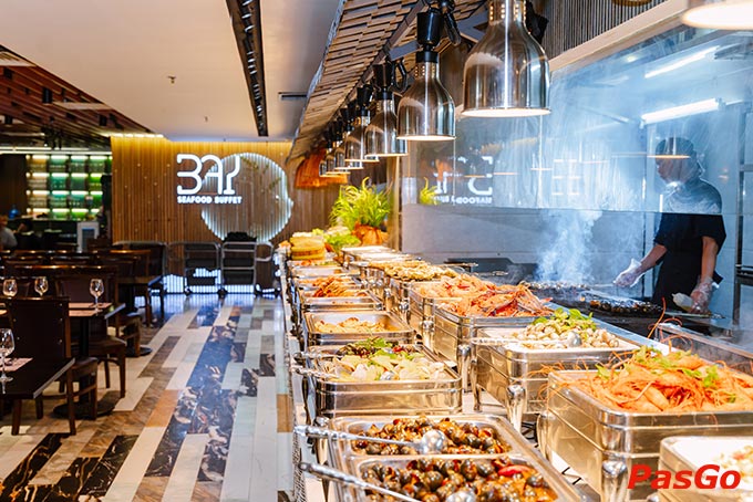 Nhà hàng Bay Seafood Buffet Cát Linh, Hào Nam tọa lạc trung tâm quận Đống Đa, đối diện Ga Cát Linh