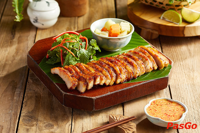 Bếp Quán Núi Trúc là điểm đến lý tưởng cho những tín đồ ẩm thực yêu thích đặc sản Việt Nam, với hơn 100 món ăn đa dạng và tinh tế