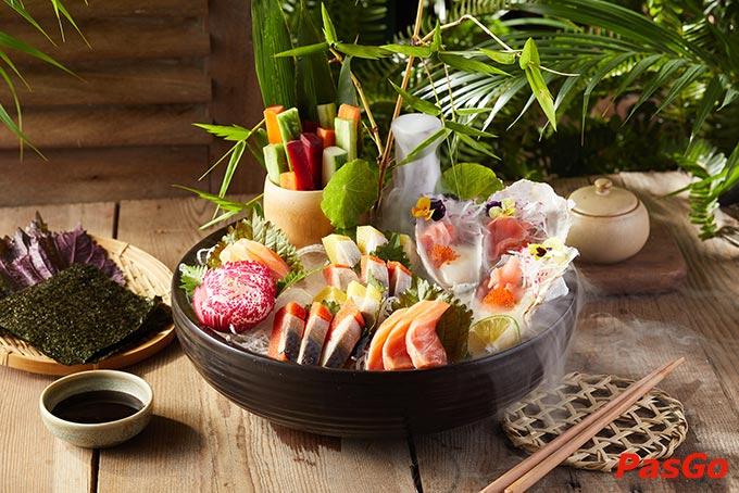 Với đội ngũ đầu bếp tài ba và đam mê ẩm thực, Bếp Quán Núi Trúc mang đến khách có thể khám phá, trải nghiệm và tận hưởng hương vị tuyệt vời của ẩm thực Việt