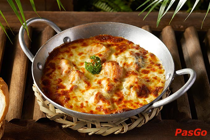 Bếp Quán Núi Trúc là điểm đến lý tưởng cho những tín đồ ẩm thực yêu thích đặc sản Việt Nam, với hơn 100 món ăn đa dạng và tinh tế