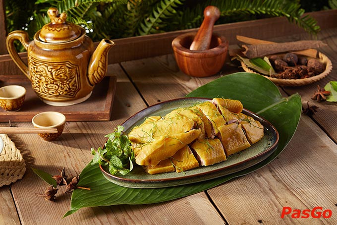 Tại nhà hàng, thực khách sẽ được thưởng thức các món ăn đậm đà hương vị và nguyên liệu tươi sạch, từ lẩu gà khiêu vũ bốc lửa, đến sườn heo nướng sốt BBQ hấp dẫn