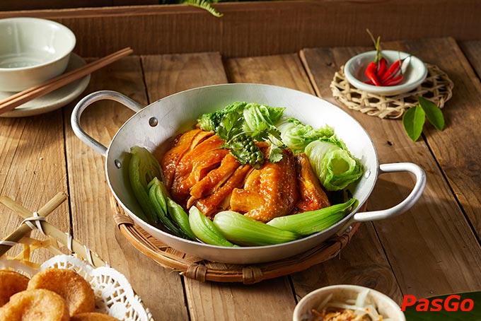 Tại nhà hàng, thực khách sẽ được thưởng thức các món ăn đậm đà hương vị và nguyên liệu tươi sạch, từ lẩu gà khiêu vũ bốc lửa, đến sườn heo nướng sốt BBQ hấp dẫn