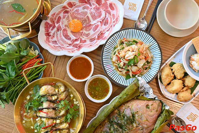 Đến với nhà hàng Bếp Thái Koh Yam Nguyễn Văn Lộc, thực khách có cơ hội tận hưởng bữa tiệc Thái Lan đặc sắc phục vụ theo 2 hình thức: gọi món truyền thống và buffet tuyệt ngon