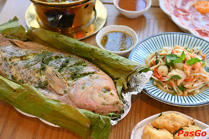 Đến với nhà hàng Bếp Thái Koh Yam Nguyễn Văn Lộc, thực khách có cơ hội tận hưởng bữa tiệc Thái Lan đặc sắc phục vụ theo 2 hình thức: gọi món truyền thống và buffet tuyệt ngon