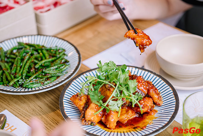 Nhà hàng Bếp Thái Koh Yam chau chuốt kỹ lưỡng từ nguồn nguyên liệu tươi mới theo mùa kết hợp với sự tinh tế trong cách chế biến