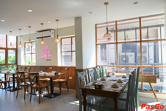 hờ các cửa sổ kính lớn, phần không gian Bếp Thái Koh Yam Nguyễn Văn Lộc được mở rộng hơn bao giờ hết.