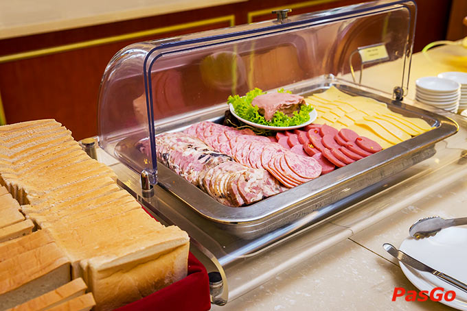 Thưởng thức bữa tiệc buffet Á - Âu tại khách sạn 5 sao5