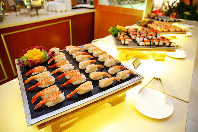 Thưởng thức bữa tiệc buffet Á - Âu tại khách sạn 5 sao7