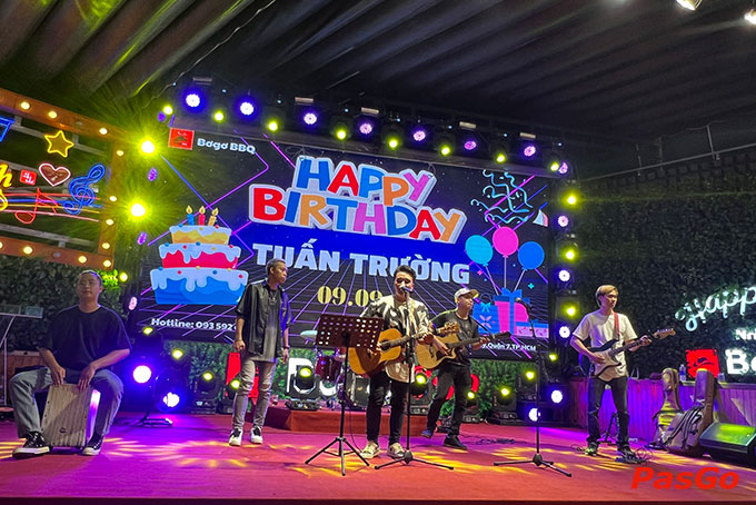 Bơgơ BBQ gây ấn tượng bởi sân khấu hoành tráng với các buổi live show âm nhạc hấp dẫn cuối tuần