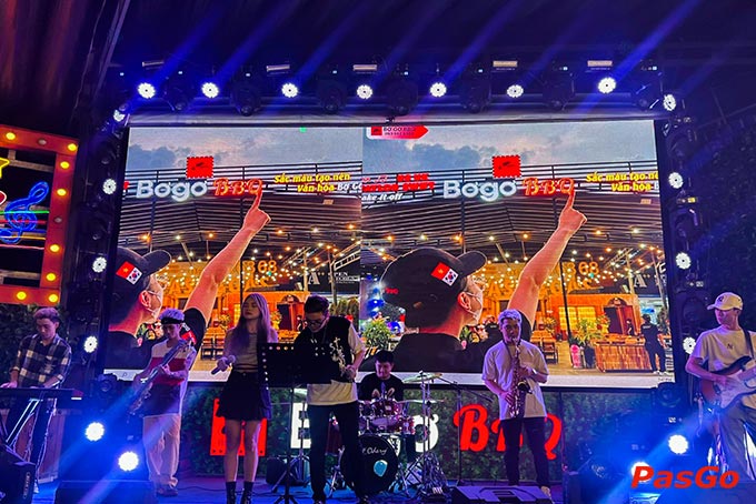 Bơgơ BBQ gây ấn tượng bởi sân khấu hoành tráng với các buổi live show âm nhạc hấp dẫn cuối tuần