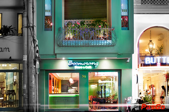 Liền kề Phố đi bộ Nguyễn Huệ, Boomerang Bistro & Café  là một trong những nhà hàng có không gian ngoài trời riêng tư và cực kỳ xanh mát.