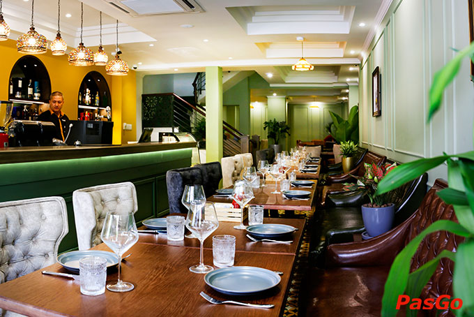 Liền kề Phố đi bộ Nguyễn Huệ, Boomerang Bistro & Café  là một trong những nhà hàng có không gian ngoài trời riêng tư và cực kỳ xanh mát.