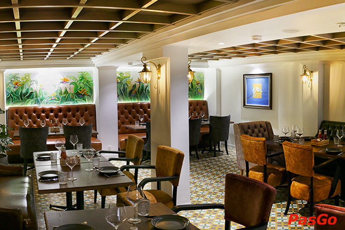 Liền kề Phố đi bộ Nguyễn Huệ, Boomerang Bistro & Café  là một trong những nhà hàng có không gian ngoài trời riêng tư và cực kỳ xanh mát.