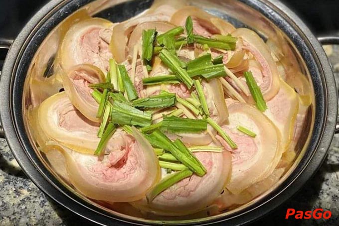 Thịt Bò Tơ Tây Ninh Kết hợp cùng hơn 300 loại nguyên liệu ngon sạch được nhập ngay khi thu hái, cùng công thức chế biến tỉ mỉ, bài bản được chăm chút mỗi ngày