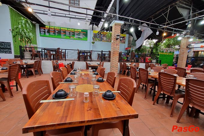 Bạn có thể thoải mái lựa chọn những khu vực ngồi phù hợp với sở thích của mình tại nhà hàng