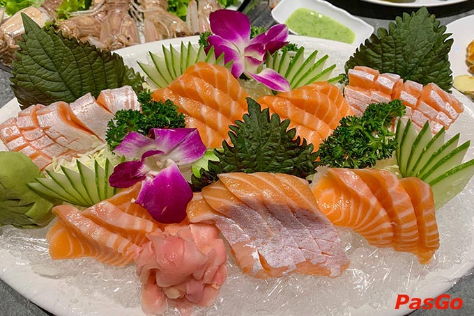 Menu đa dạng đưa bạn đi dạo một vòng ẩm thực thế giới: từ 10+ vị dimsum Quảng Đông, sashimi Nhật Bản tới lẩu Thái, bò Mỹ, nướng Hàn,… hứa hẹn sẽ đem lại những trải nghiệm ẩm thực trọn vẹn nhất.