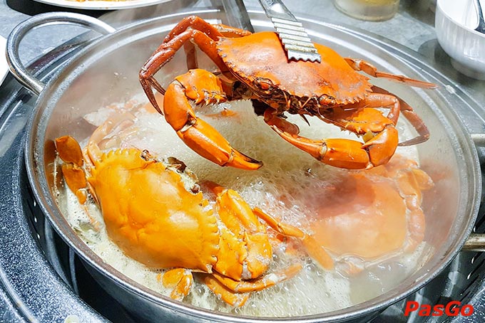 Menu đa dạng đưa bạn đi dạo một vòng ẩm thực thế giới: từ 10+ vị dimsum Quảng Đông, sashimi Nhật Bản tới lẩu Thái, bò Mỹ, nướng Hàn,… hứa hẹn sẽ đem lại những trải nghiệm ẩm thực trọn vẹn nhất.