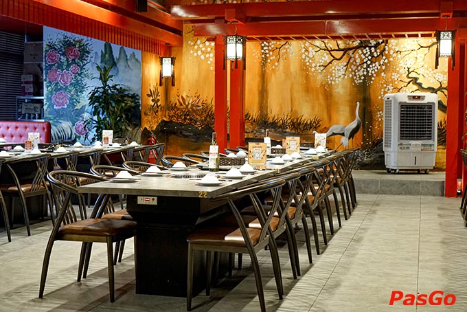 Cửu Vân Long được lựa chọn tọa lạc tại những con phố sôi động, thuận tiện đi lại cho thực khách