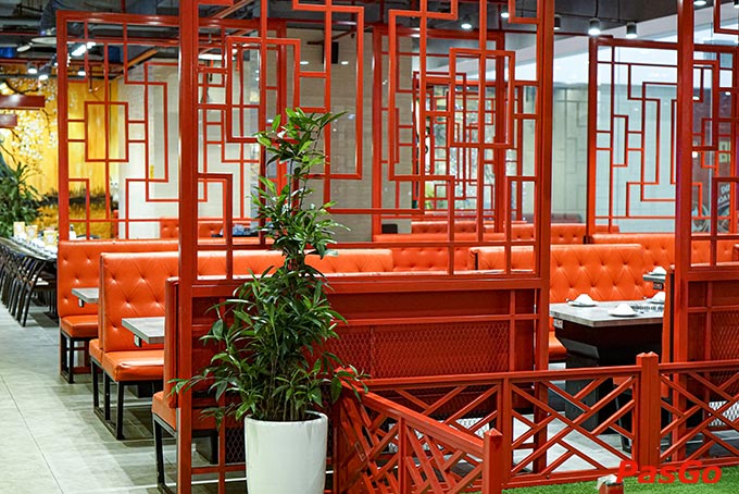 Không gian nhà hàng mang hơi thở HongKong cổ điển với tông đỏ trầm chủ đạo, view đẹp, sức chứa lớn sẽ khiến quý khách hàng có những trải nghiệm ẩm thực trọn vẹn nhất khi đến với nhà hàng