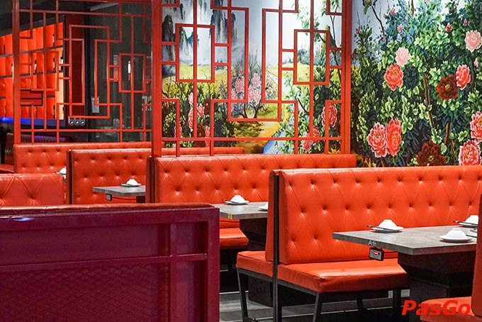 Không gian nhà hàng mang hơi thở HongKong cổ điển với tông đỏ trầm chủ đạo, view đẹp, sức chứa lớn sẽ khiến quý khách hàng có những trải nghiệm ẩm thực trọn vẹn nhất khi đến với nhà hàng