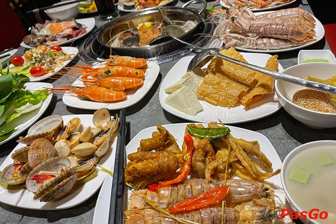 Hải sản chế biến đa dạng, hải sản tươi sống luôn sẵn sàng cho thực khách lựa chọn tận tay