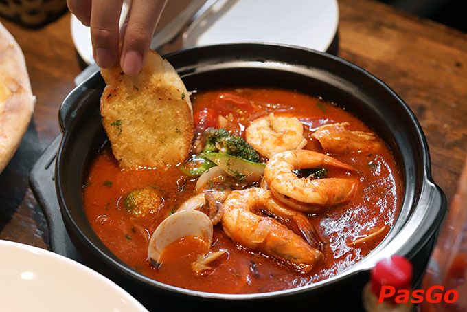 Có được những hương vị tuyệt vời như vậy, phần nhiều cũng bởi sự tận tâm, khéo léo của những người đầu bếp tài ba