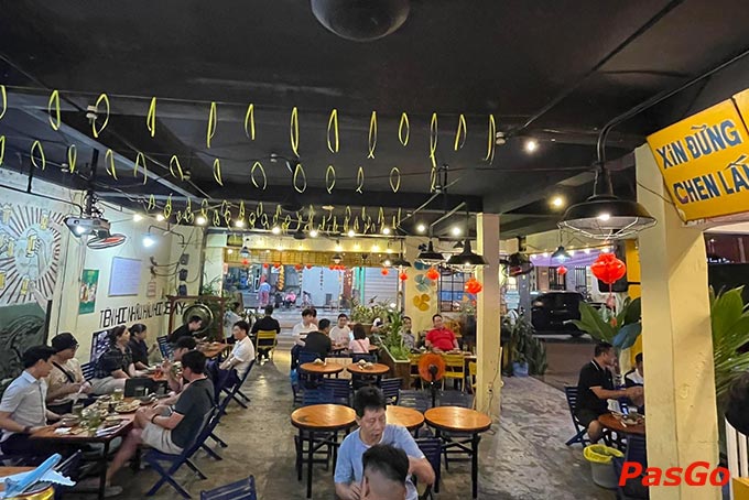 Nhà hàng Bzone - Bia Hơi Hà Nội 313 tọa lạc tại số 313 đường Nguyễn Trọng Tuyển , P. 10, Q.Phú Nhuận