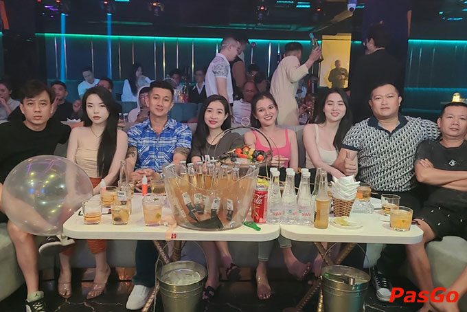 Bên cạnh không gian rộng rãi cùng dàn ánh sáng hiện đại, đặc biệt DJ chơi nhạc luôn là những nhân vật nổi tiếng khiến du khách yêu thích