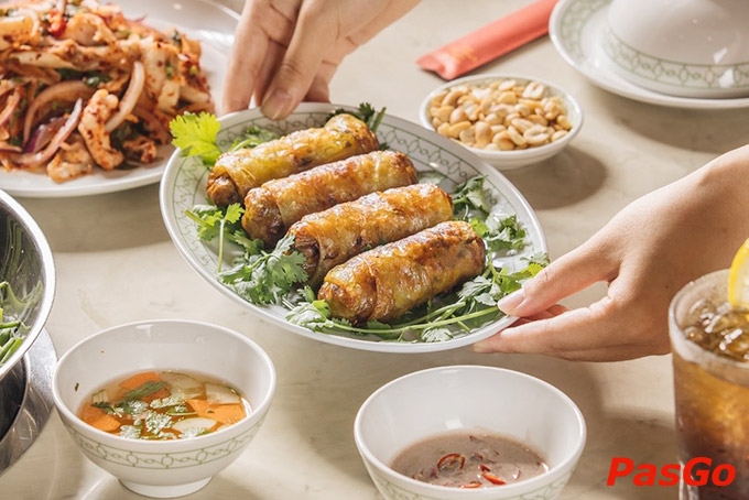 Ghé Chả Cá Hàng Sơn không thể nào không thử qua món nem cá lăng khiến bao thực khách mê mẩn.