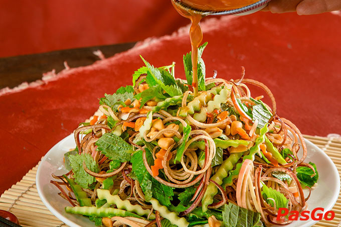 Nộm hoa chuối vốn là một món ăn dân dã mang hương vị thơm ngon, giòn và mát.