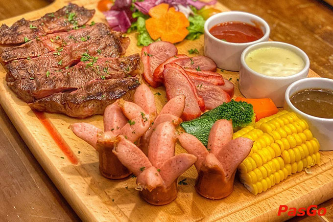 Thực đơn đa dạng và phong phú, bao gồm nhiều món ăn đặc trưng của châu Âu như Steak, pizza, pasta, salad và nhiều món khác
