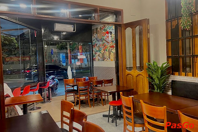 Không gian nhà hàng ấm cúng, gần gũi, được trang trí đẹp mắt