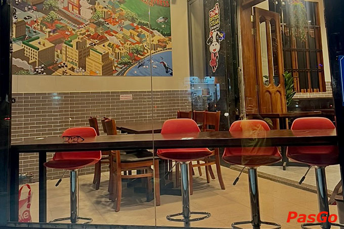 Nhà hàng là một địa điểm lý tưởng cho các cuộc họp mặt, gia đình và bạn bè để cùng nhau thưởng thức các món ăn Âu tuyệt vời