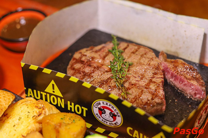 Thực đơn đa dạng và phong phú, bao gồm nhiều món ăn đặc trưng của châu Âu như Steak, pizza, pasta, salad và nhiều món khác